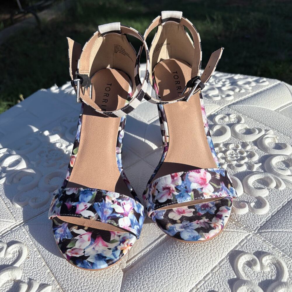 TORRID Ankle Strap Striped Chunky Heel Sandals size 8W
New - Picture 9 of 9